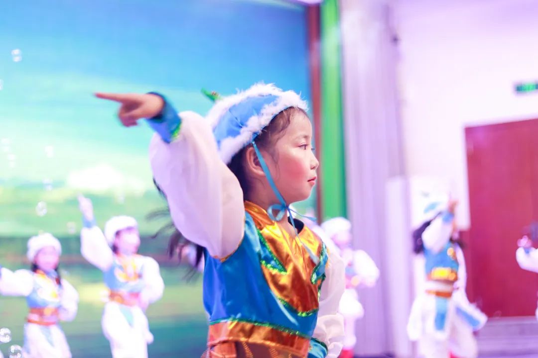 天府新区华阳实验小学举行“童星耀五月·艺术绽花开”群舞比赛