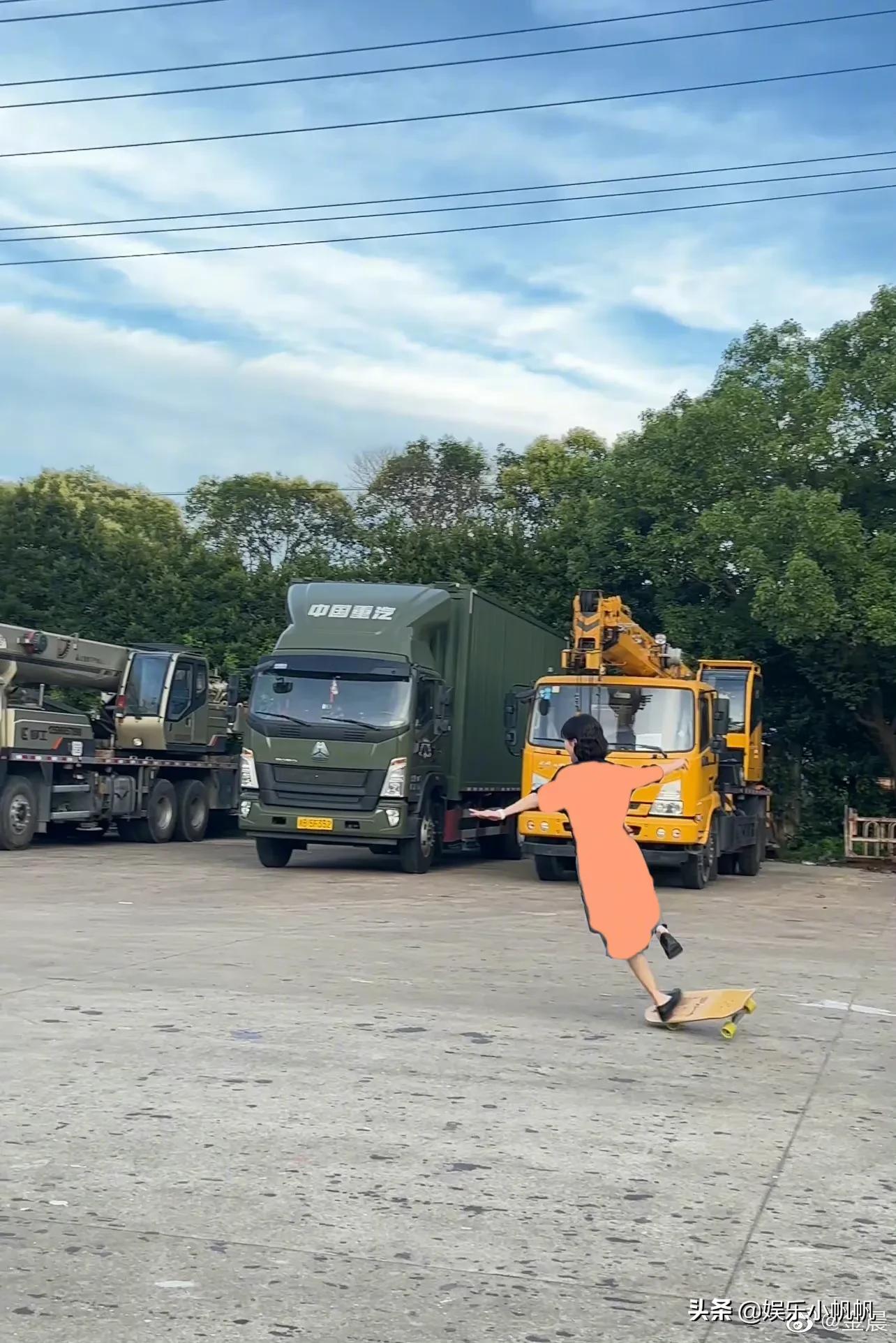 金晨花样玩滑板被“摔到模糊”！再疼也要走在时尚前沿