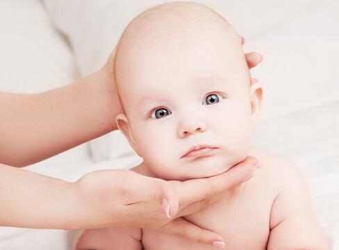 宝宝脑袋总是歪向一边，要警惕是小儿斜颈！这样鉴别和矫正
