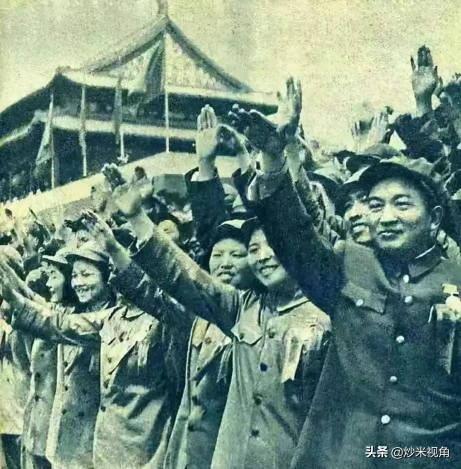 师长回国参加国庆，带回一个女军医，竟然是战友失联八年的女友