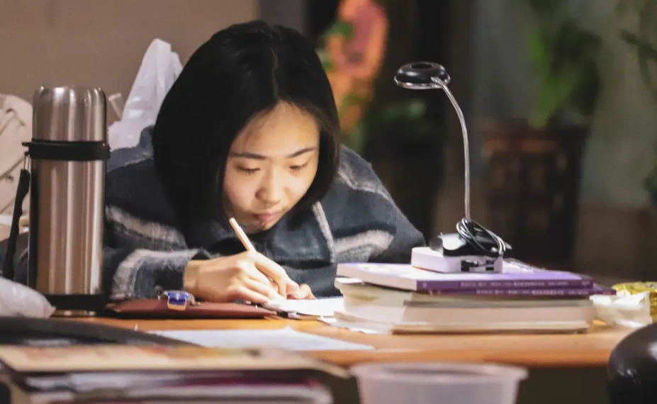 研究生3年要花多少钱？真实数额让人打退堂鼓，普通家庭望而却步