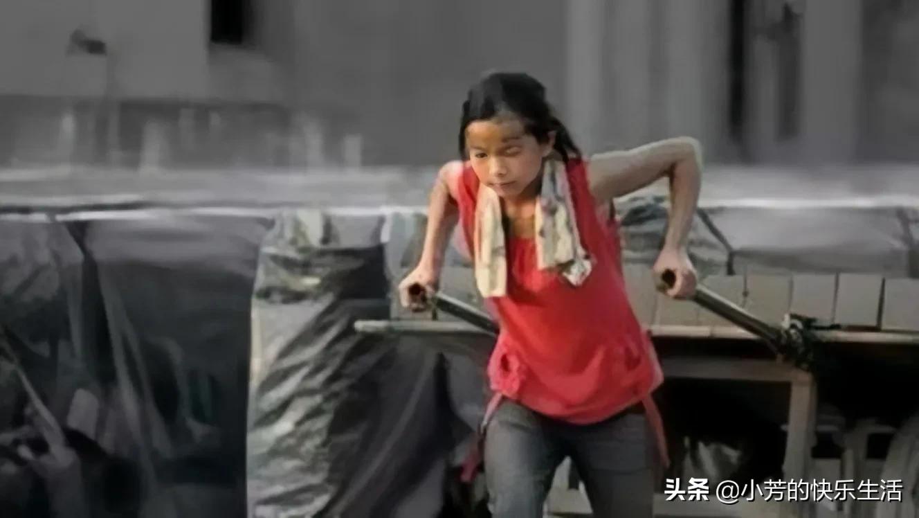 山东16岁女孩3度卖血养活继父一家7口，惨死后3个哥哥披麻戴孝