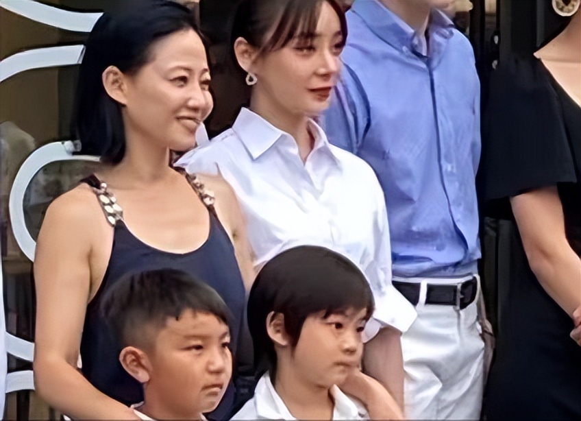 董洁、董璇、关悦跟谭卓带娃现身活动，离开滤镜的容貌太真实了