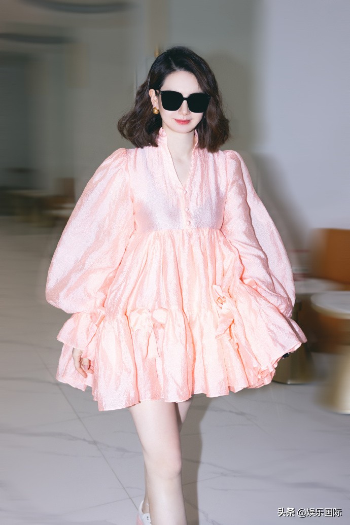 戚薇穿粉色蓬蓬裙遮肚 孕期双腿仍纤细笔直