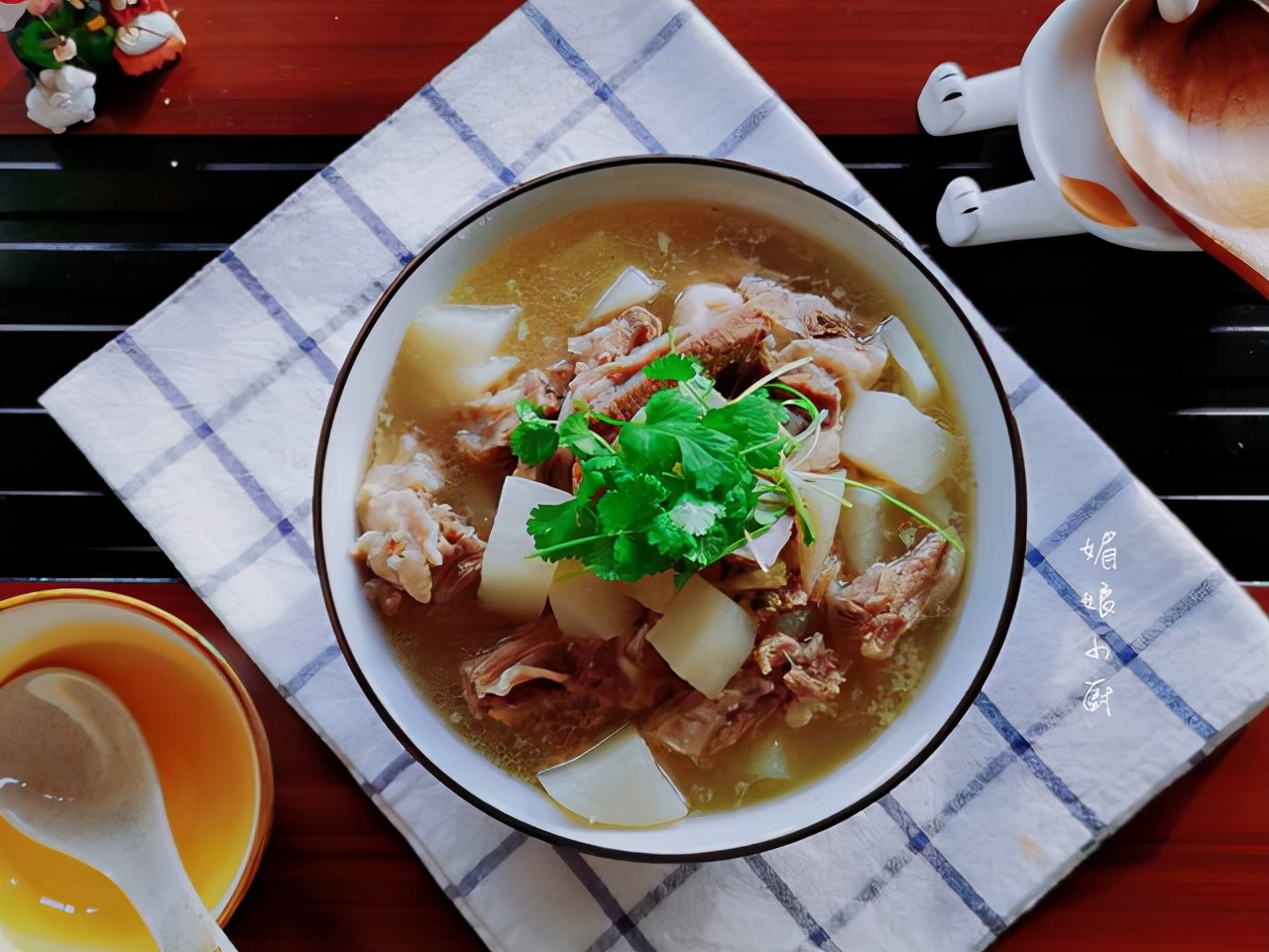 冬天做羊排炖萝卜记得加4样香料就够，汤清鲜美，羊肉香软不膻