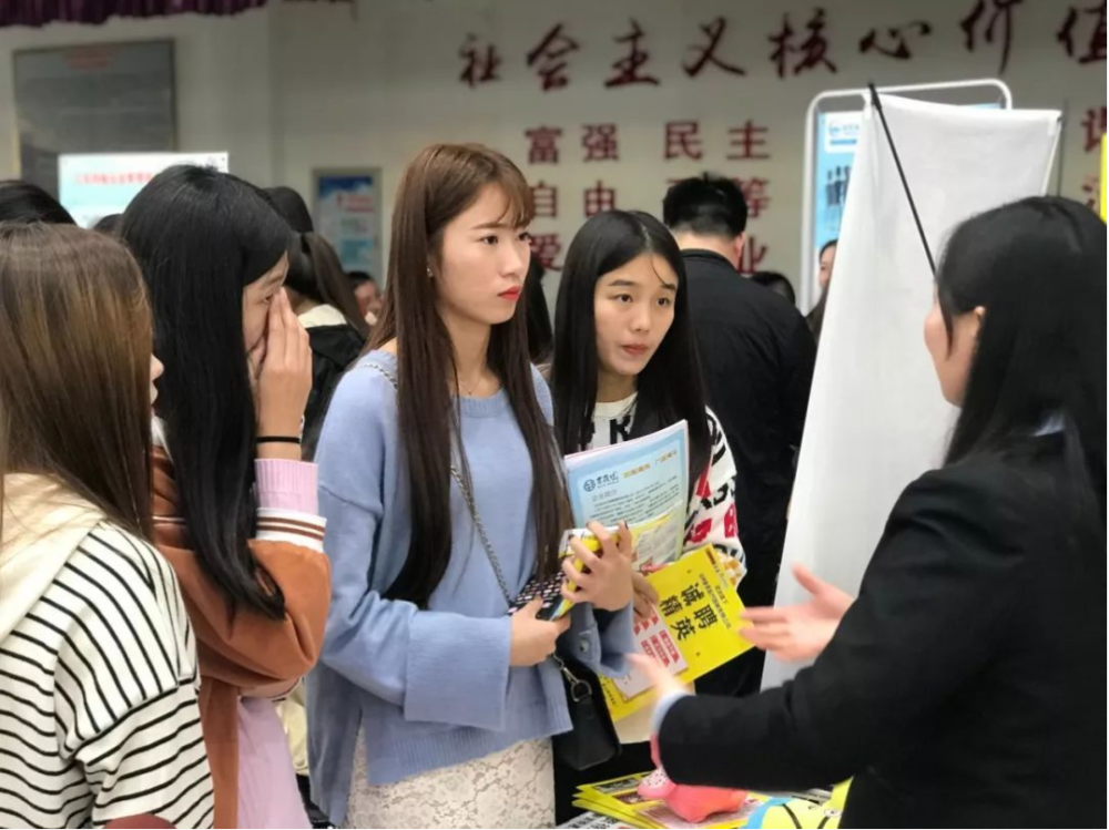 大学生可以“缓两年”毕业，应届生身份不再吃香？引发网络热议