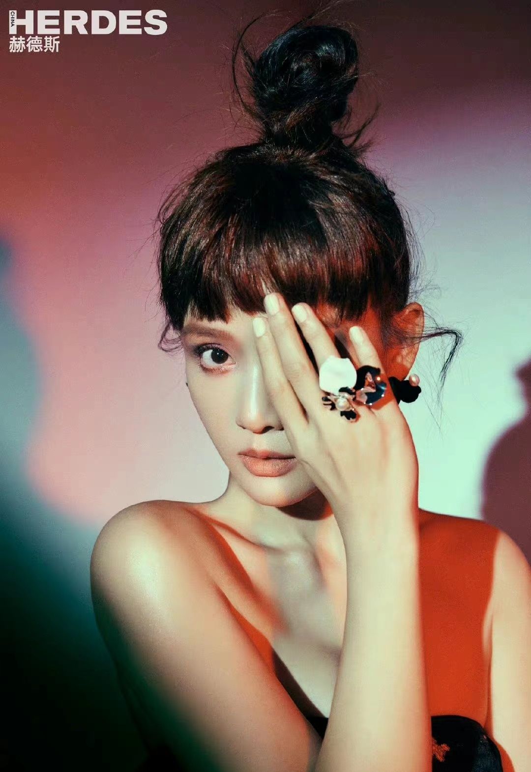 陈乔恩瘦太狠了，剪齐刘海变锥子脸像戴假发，模样大变像换了个人