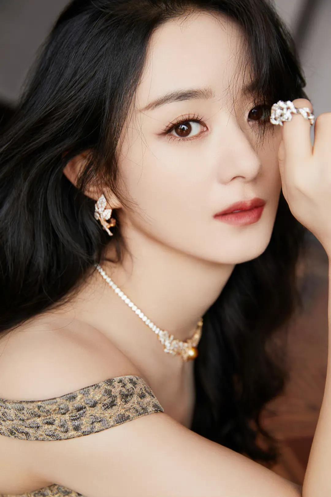 三大顶流的豹纹battle，迪丽热巴休闲惬意，赵丽颖杨幂一言难尽