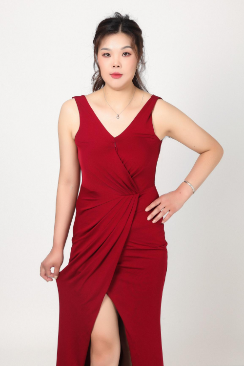 模特丹妮：签约经纪公司，演艺新方向