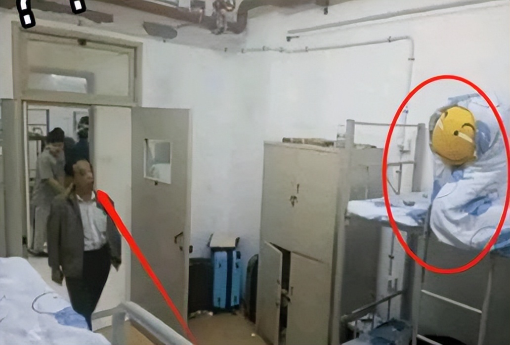 大学生寝室奇葩操作，老师突击查寝现端倪，网友：被埋没的发明家