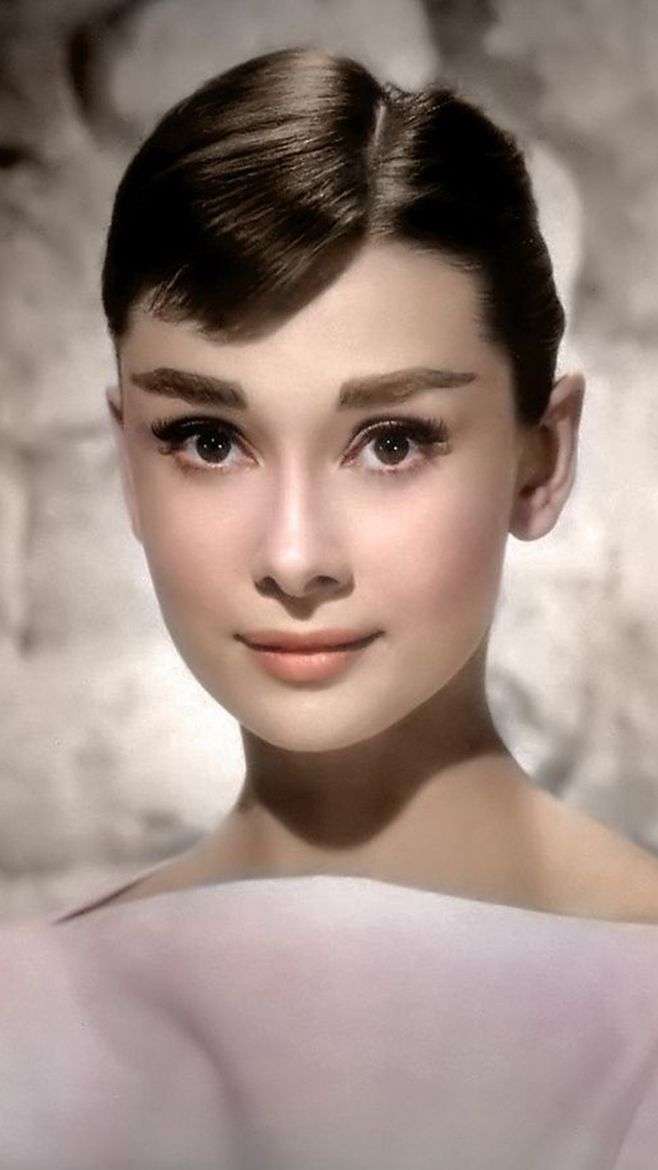 年轻时美貌惊人，晚年干瘦满脸皱纹依然优雅，赫本才是永远的女神