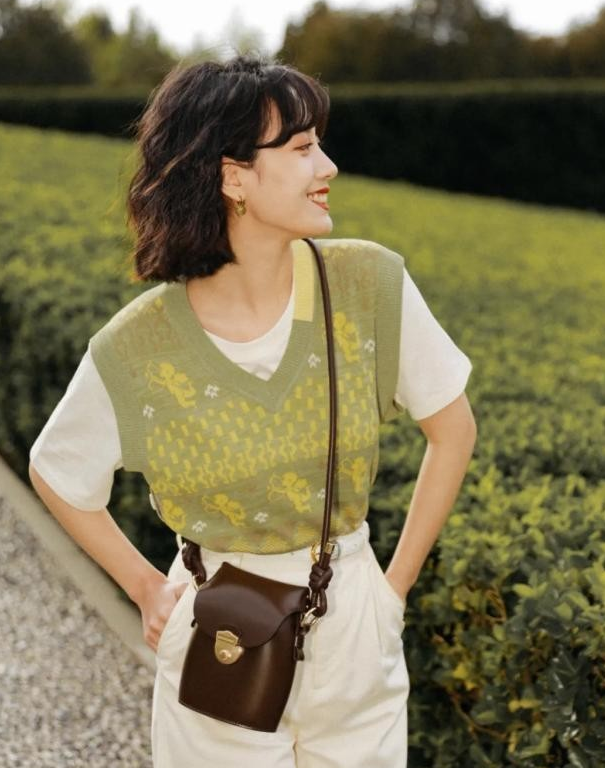 建议腿粗胯大的女生，选裤子时记住这几点，时髦显瘦还显腿长