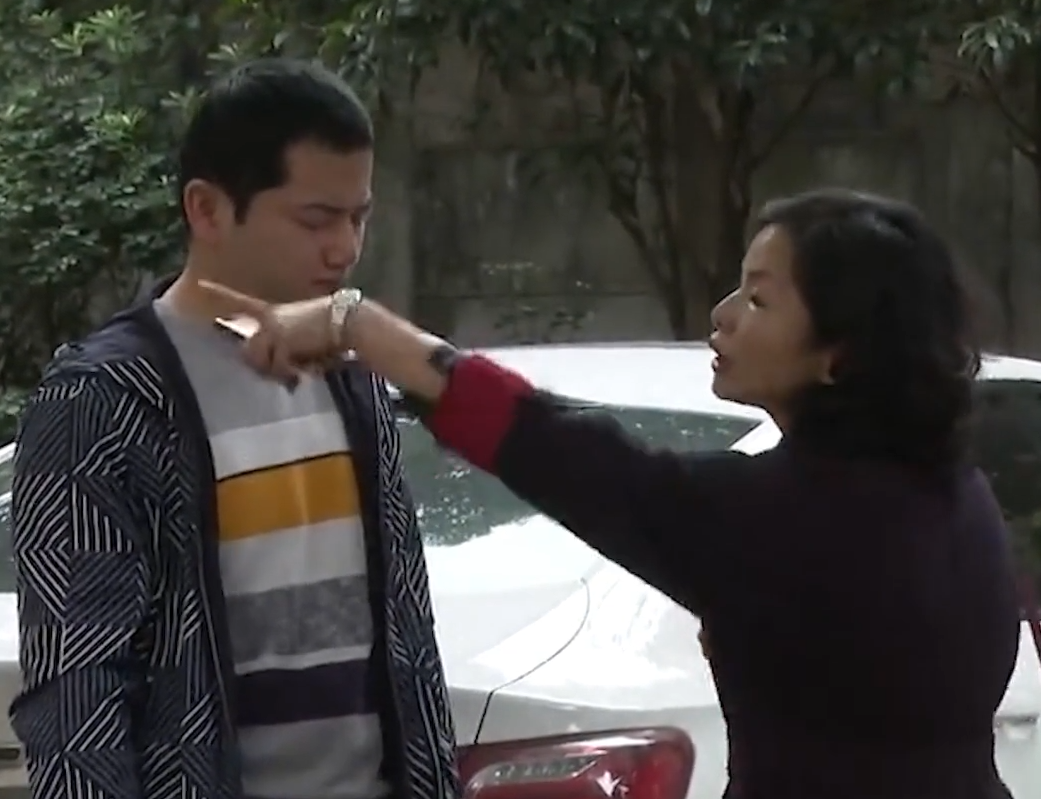 故事：丈夫偷腥漂亮小保姆，并送10多套房产，原配得知后暴走上门