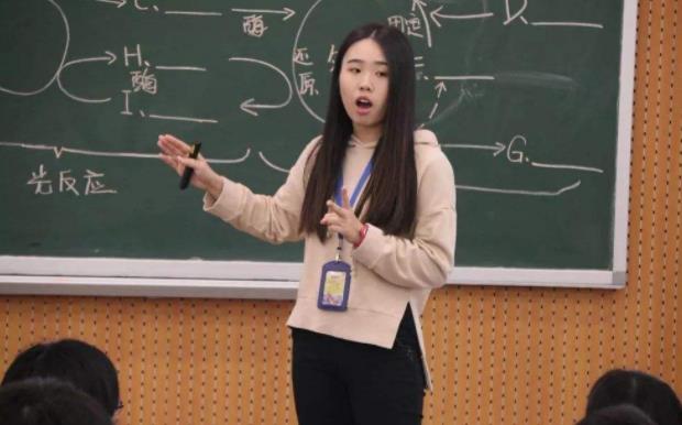 中学女老师课上跳网红热舞，学生反响热烈，家长却质疑别有用心