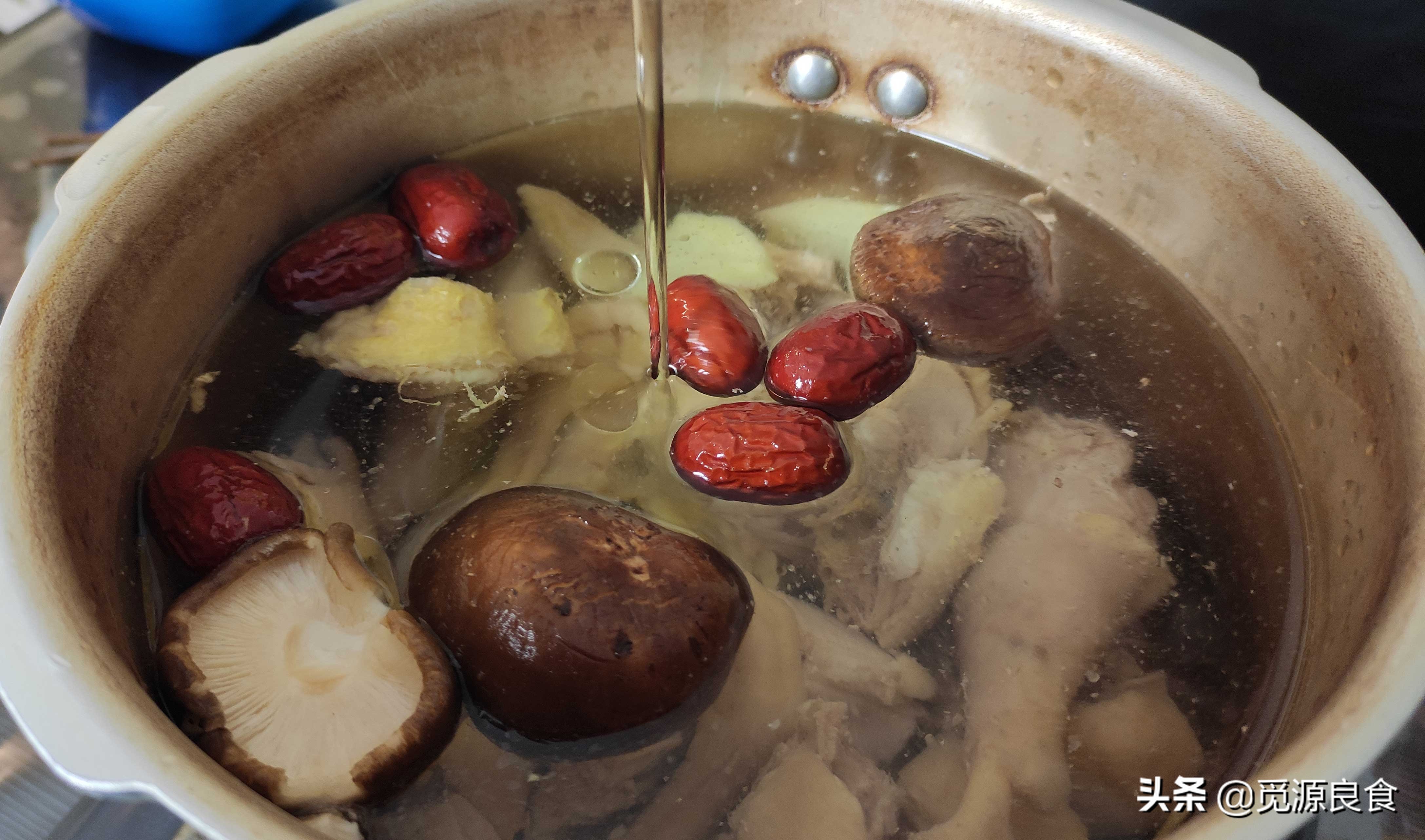 春季做菜，这样炖鸡汤好吃，牢记“3不放5窍门”，鸡汤有特色汤鲜