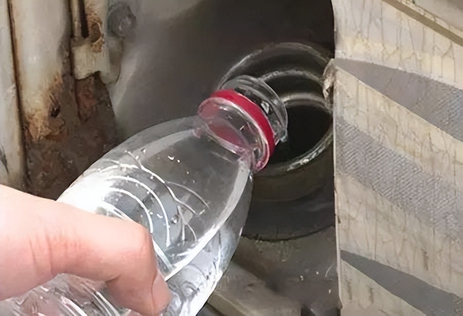 加油变加水！陕西一加油站汽油含水量88%，掺水油到底有多可怕？