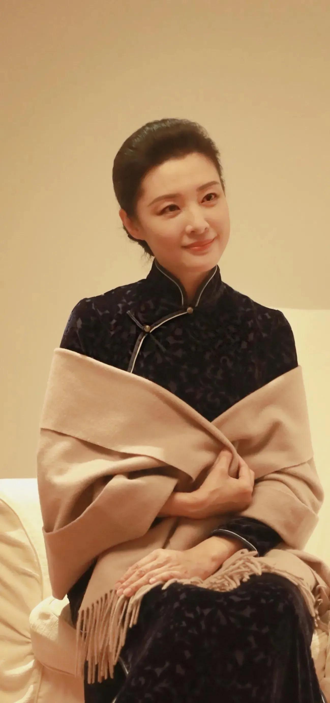 最美主持人周涛，腹有诗书气自华