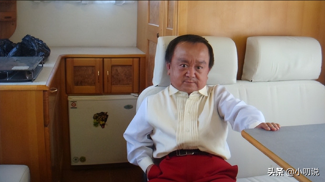 身高1.15米的张伸：44岁娶娇妻后被抛弃，无戏可拍靠小超市为生