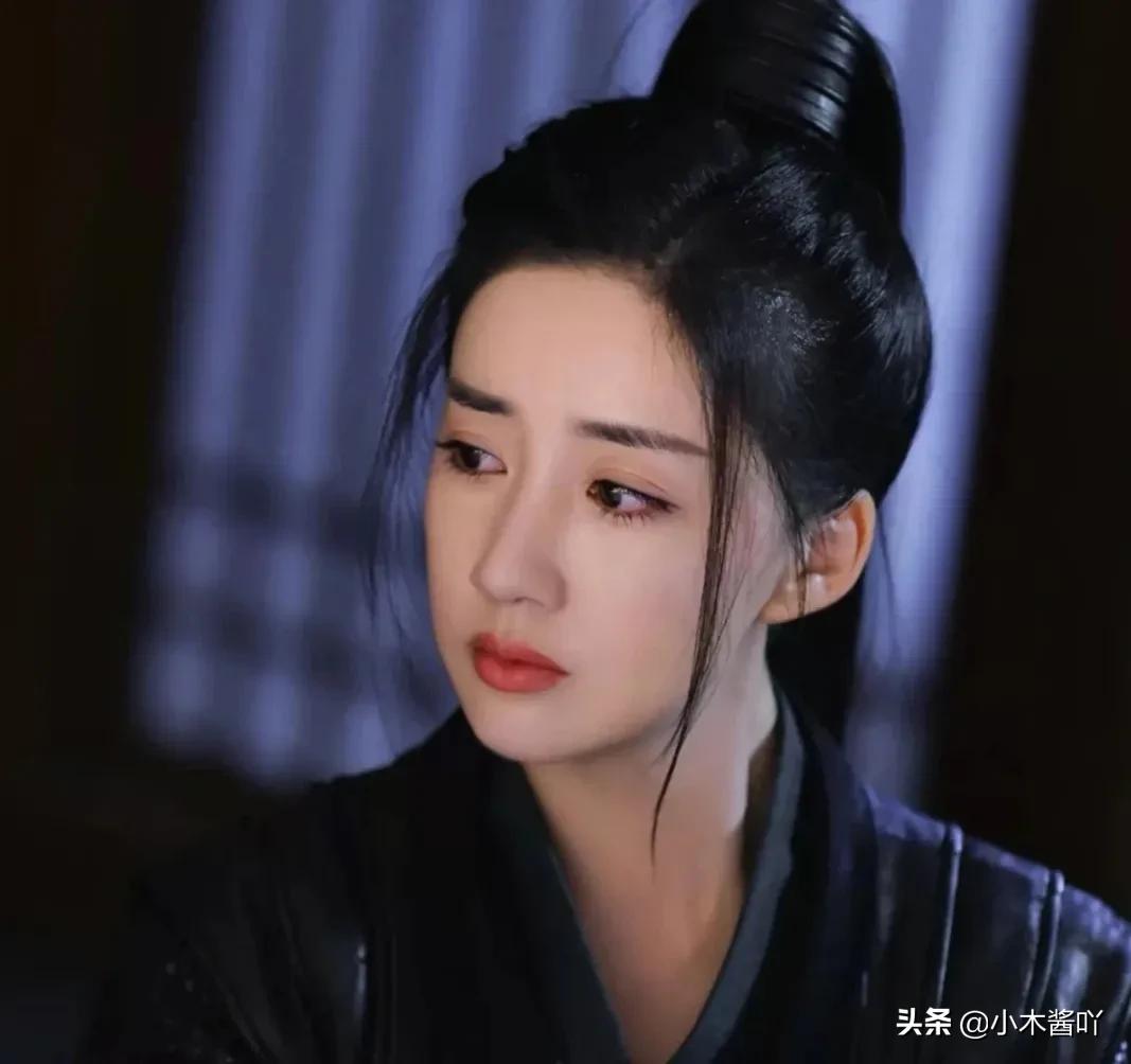 《白发王妃》现任设计喂药让她白头，前任喂解药却被她刺伤