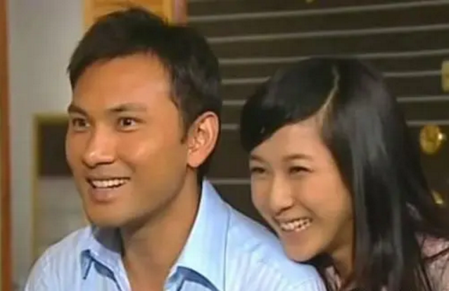 钟嘉欣和林文龙一家人过节！直接跪地上合照，亲密搂肩感情深厚