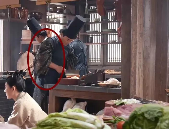 龙袍绣樱花，皇后穿和服，毒教材尚未结束，毒剧又紧随其后