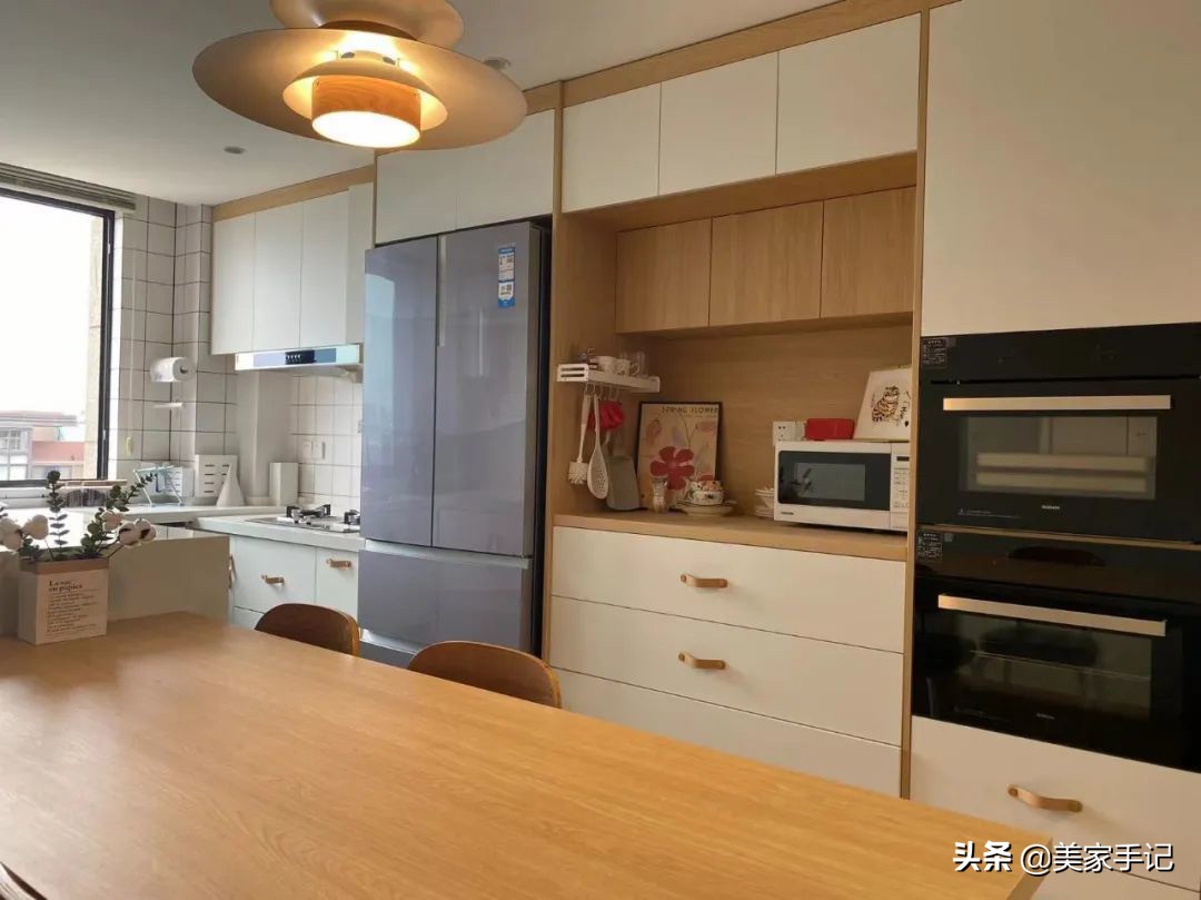 再买房，我一定沙发不靠墙，学她家定制一组柜子，美观实用又大气