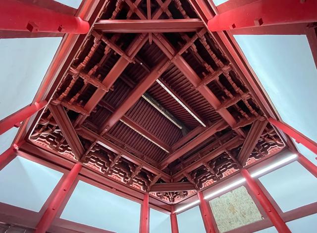 云南古建：斗拱屋顶让人惊诧，老屋竟有二维码，比日本发明早百年