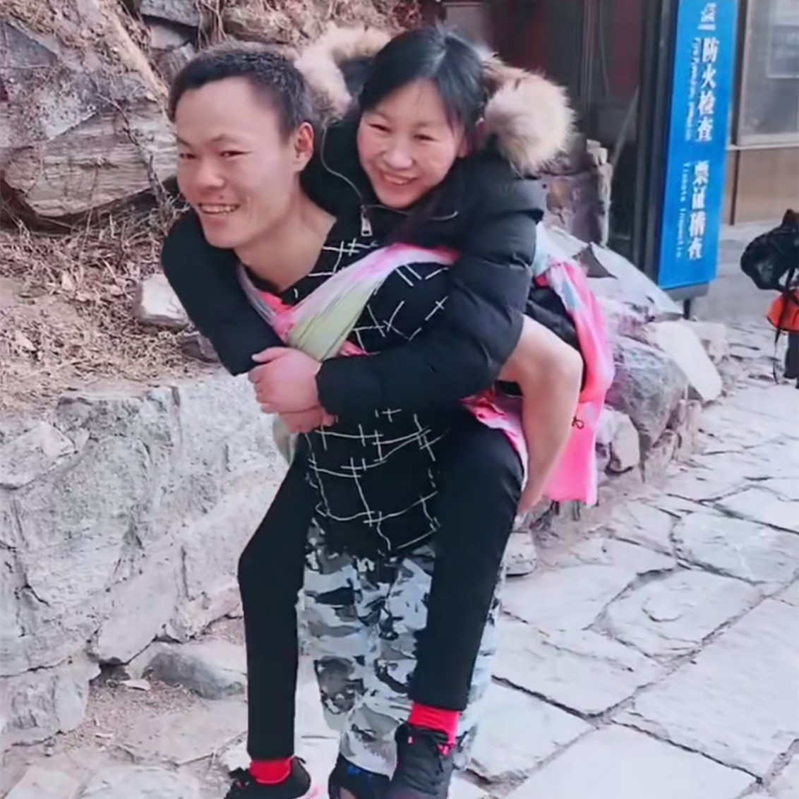 2008年，山东女孩翻墙私奔成瘫痪，小伙照顾14年，四次背她上泰山
