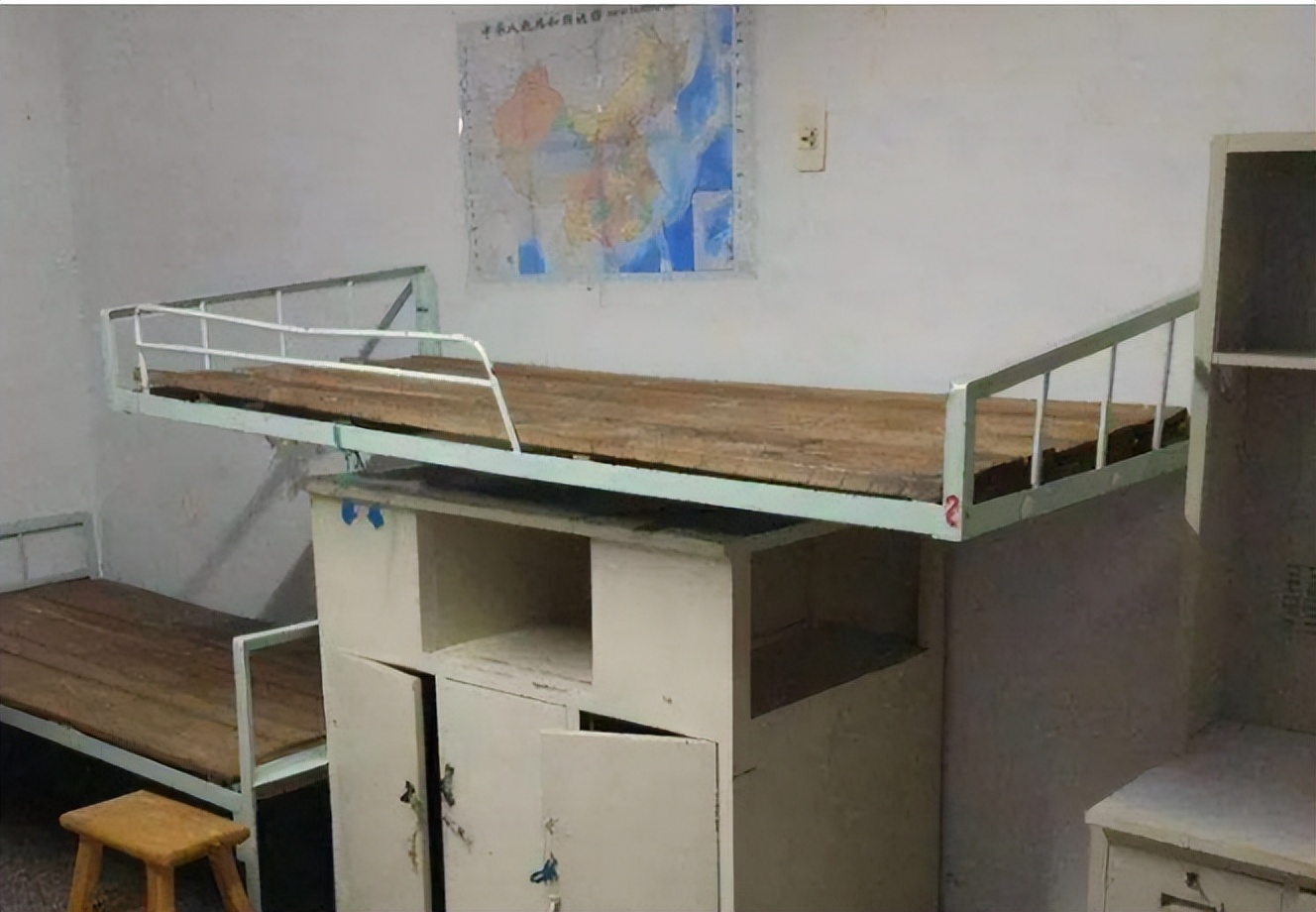 国内最寒酸的大学宿舍排名火了，环境堪比荒野求生，越看越扎心