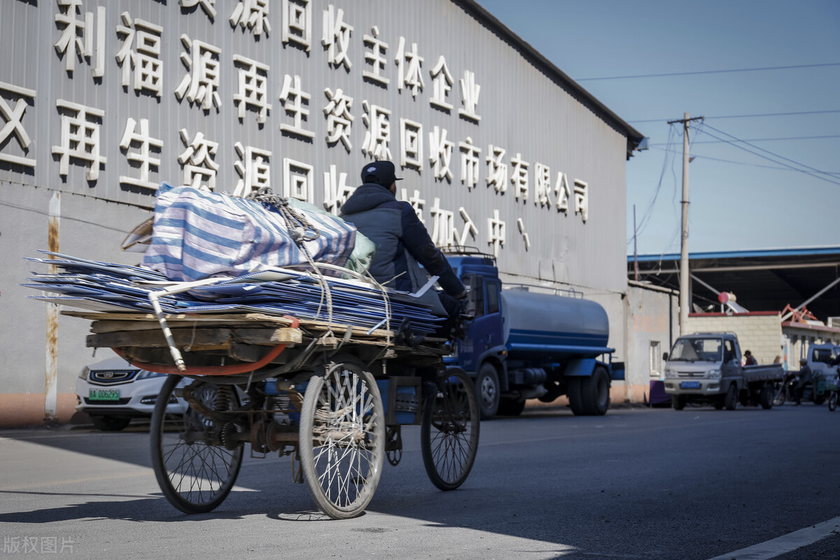 男子上门回收旧物时坠亡，家属起诉索赔53万，如今法院判了