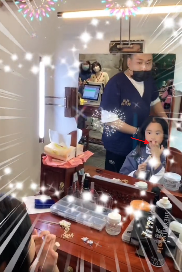 包贝尔夫妇为女儿庆生，7岁饺子打扮隆重，与宾客轮流合照星范足