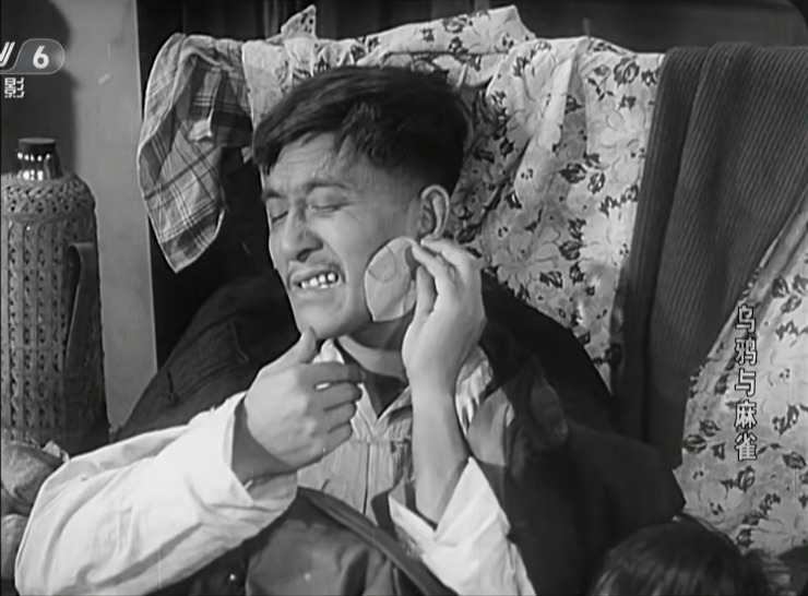 新中国成立前夜的代表作，欢笑与泪水交织的控诉：《乌鸦与麻雀》