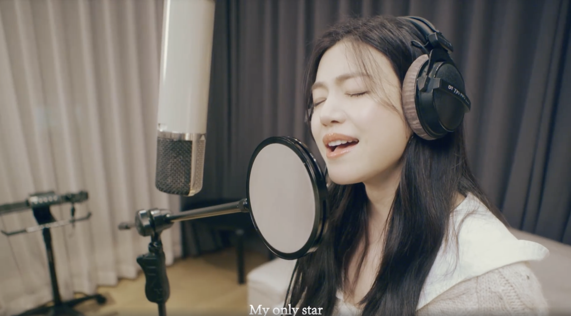 陈妍希发布新歌mv，儿子正脸首次曝光，小星星眉清目秀像爸爸陈晓