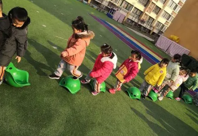 天气越来越冷，幼儿园学生集体“玩失踪”，请假理由逗笑网友