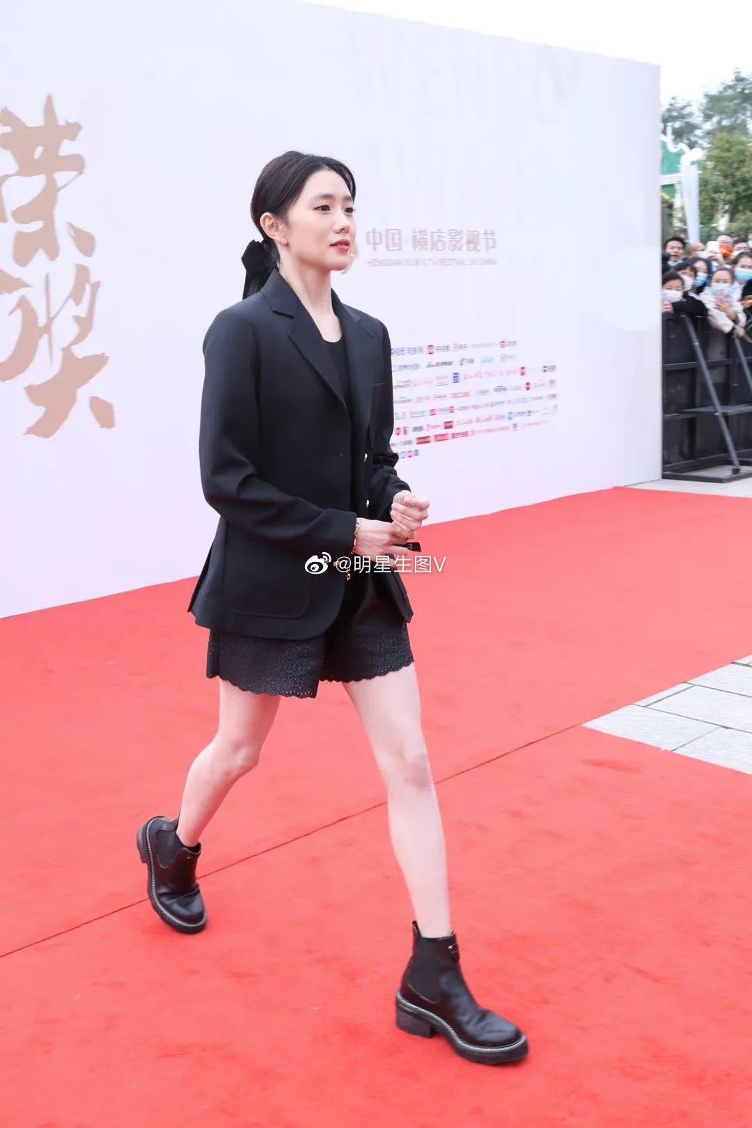 刘浩存亮相盛典红毯 一身黑色西装短裤造型好飒