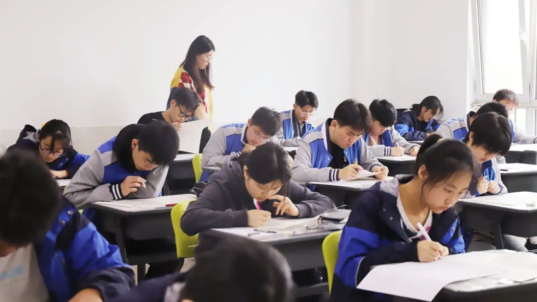 期中考试 | 同学，你认真答题的样子闪闪发光