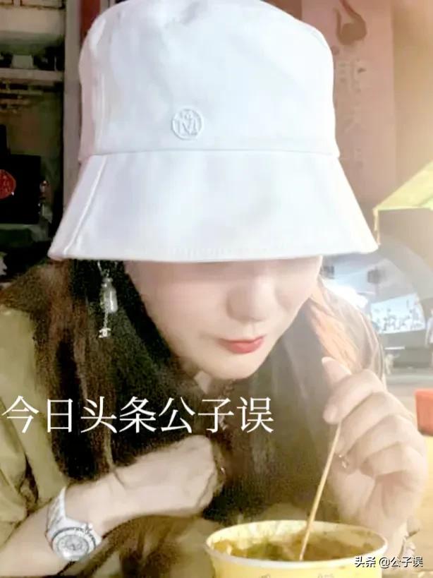 谭晶情史，青歌赛上成名，长城上开演唱会，嫁爱情高龄产子