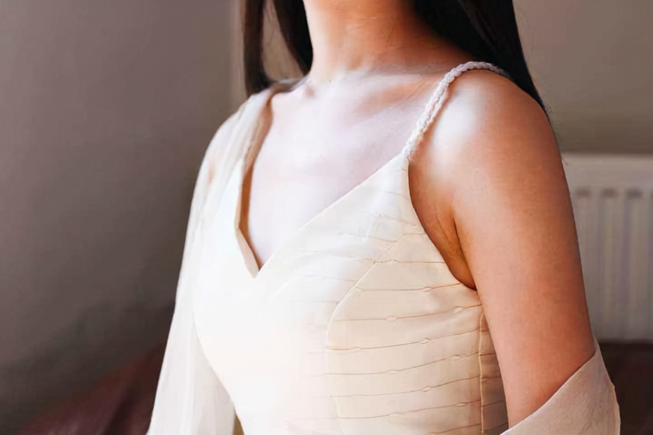 女生坚持一年不穿内衣，胸部出现的几种变化如下