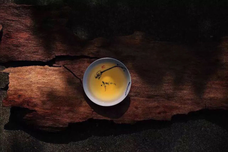 心事重重难自拔，多情总被无情扰，无奈情绪如潮涌，寻觅出口却迷茫。