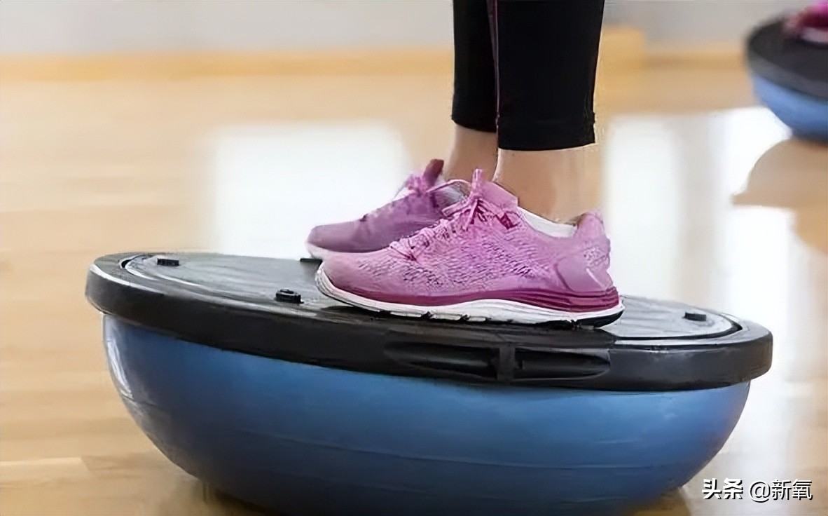 她区区路人脸却带球和男顶流官宣？！一扒背景发现男方属实高攀…