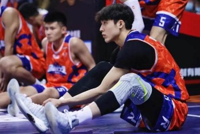 大学男生身高多少算“矮”？女学生说出内心想法：1.8米不是标准