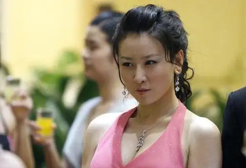 《丑女无敌》14年，男主改名难改运，女主无戏拍，男配成一线