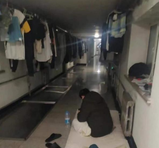 大学“阴间宿舍”走红，满屋绿光环境阴森，学生：接地气更接地府