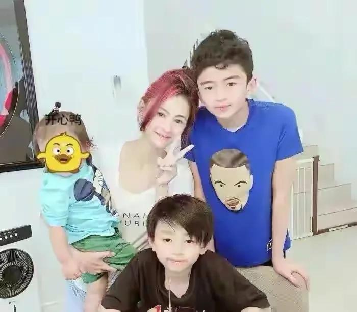 张柏芝晒和儿子游泳动态，3岁小王子正脸曝光，脸蛋肉嘟嘟萌态足