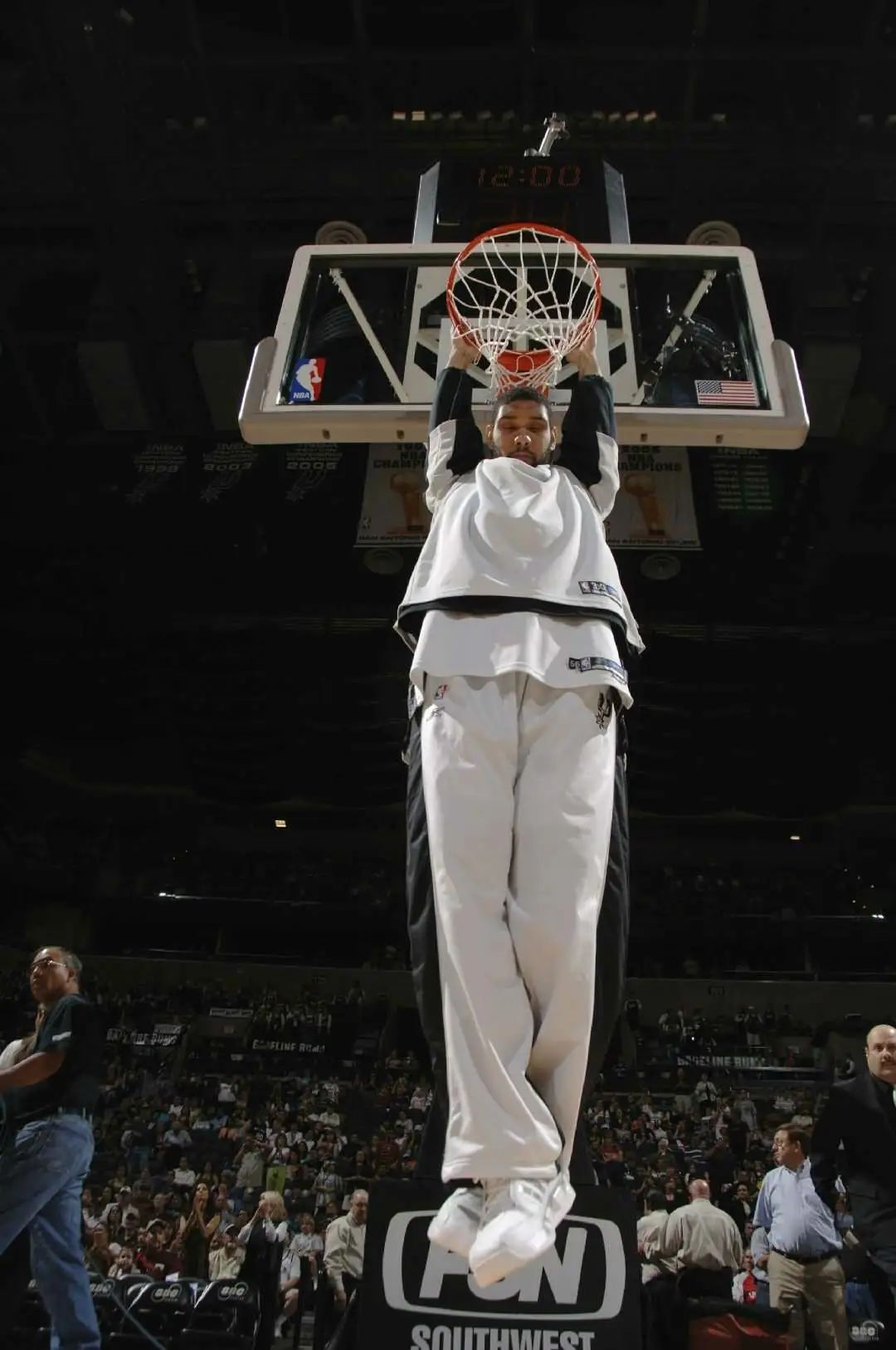 有哪些nba不出名的签名鞋(詹姆斯最怕的超巨？两个品牌五双签名鞋！为他的大汗脚操碎了心)