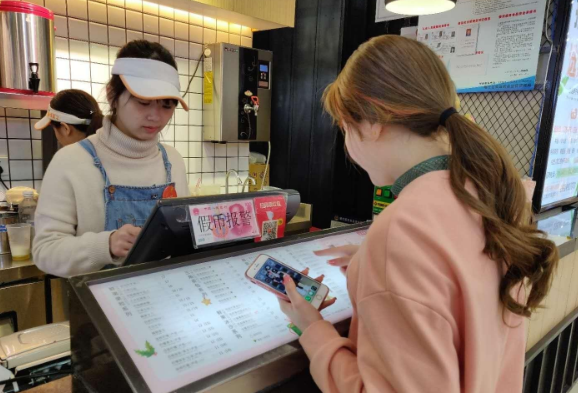 大学生放假前后反差走红，阳光男神回家抓猪，反差之大笑翻网友