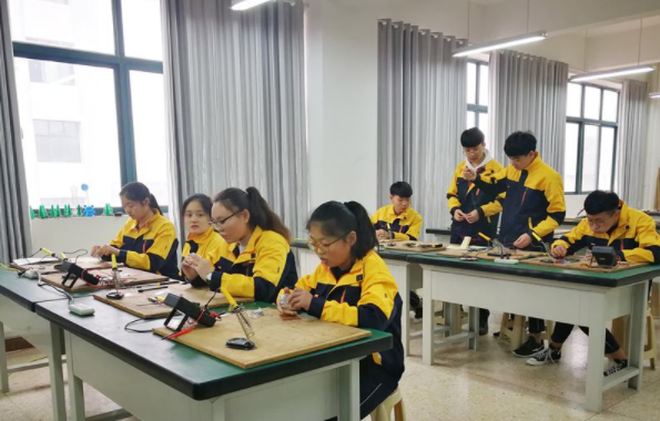 过来人票选“十大后悔专业”，会计、教育均上榜，一入医学深似海