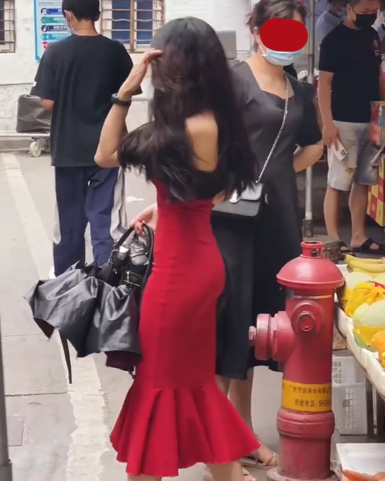 一26岁女子打扮精致出现菜市场引网友热议：这不是她该来的地方