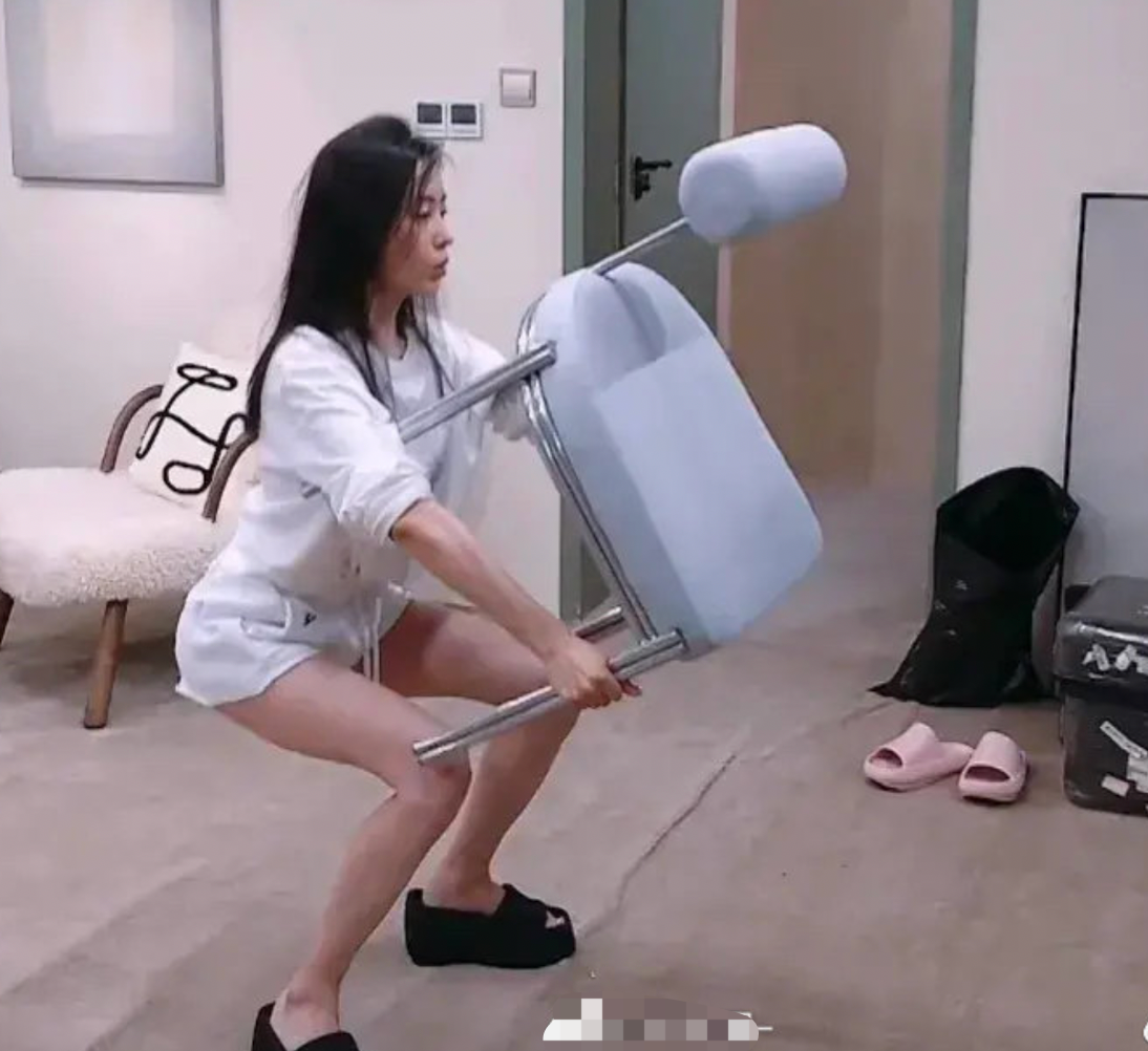 祝绪丹练空中瑜伽好危险，头部朝下满脸涨红，因动作太难狂喊救命