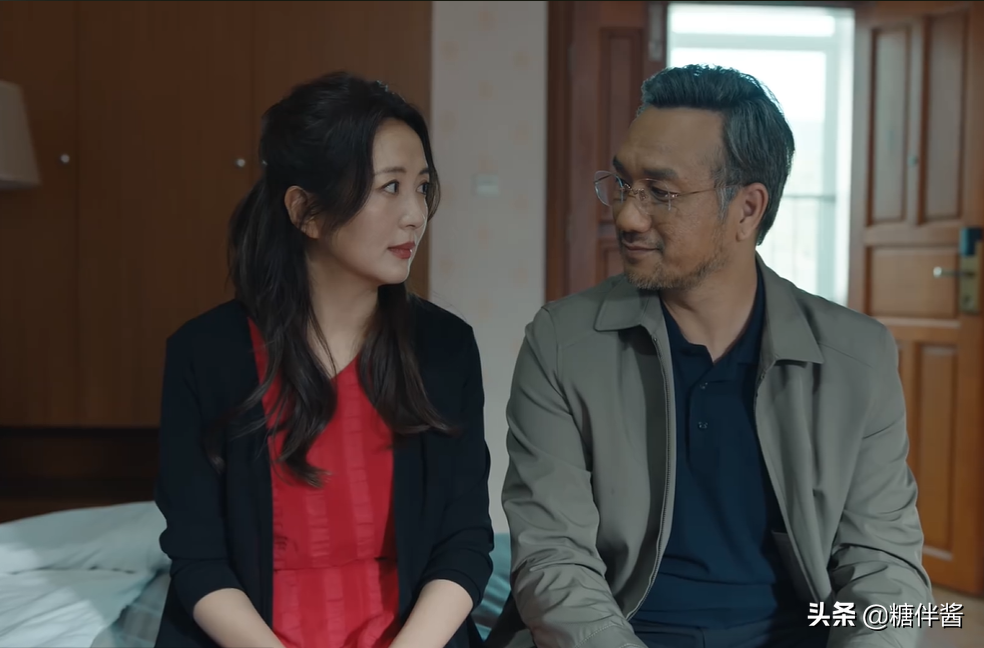 《女心理师》原著评分7.3，影视化5.2，收视全靠杨紫井柏然甜爱